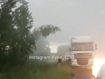 Біля Рівного горіла вантажівка з лісом. ВІДЕО