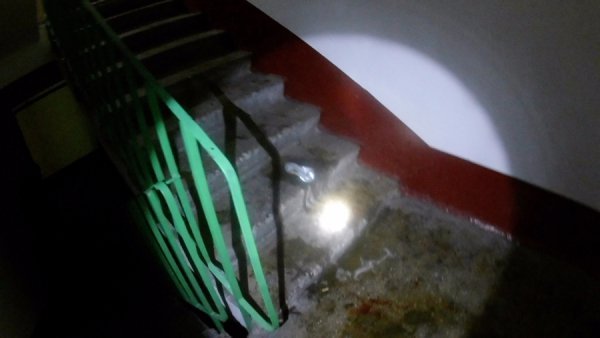 Лучанин через сварку з дівчиною залив кров’ю під’їзд