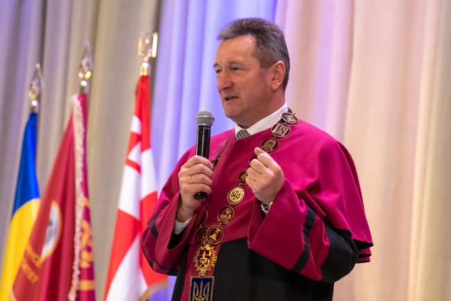 Майже 1400 випускників ВНУ отримали дипломи магістрів. ФОТО