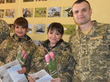 (Не) жіноче обличчя війни: як вітали військових з волинської бригади. ФОТО