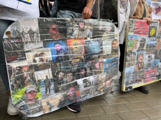 «Маємо боротися за них, як вони за нас»: у Луцьку родини полонених «азовців» влаштували акцію. ФОТО