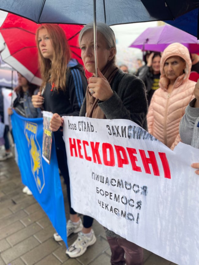 «Маємо боротися за них, як вони за нас»: у Луцьку родини полонених «азовців» влаштували акцію. ФОТО