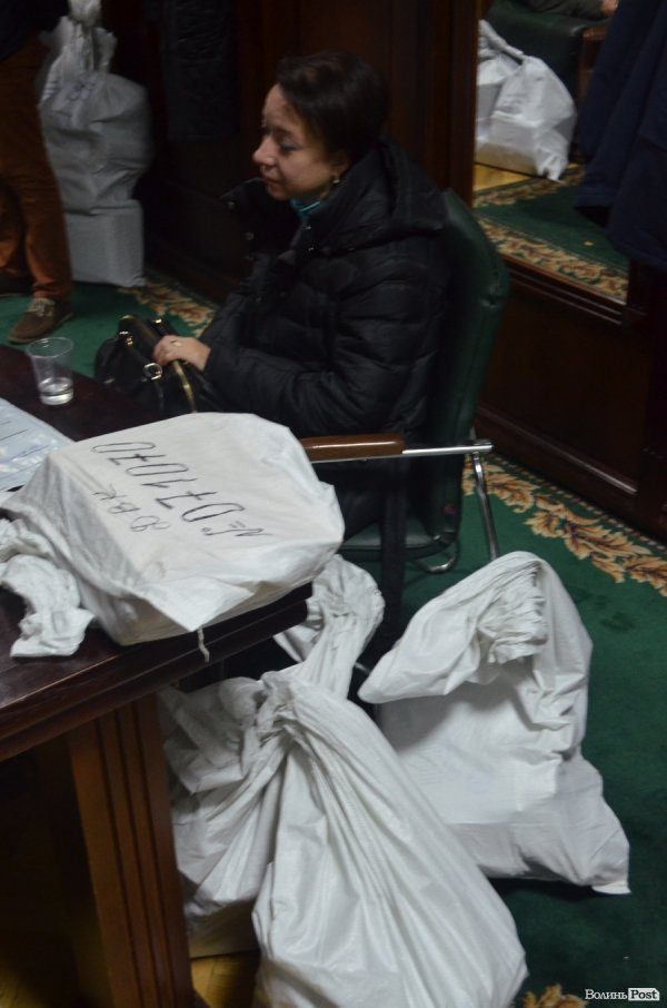 У Луцькраді сформувалась черга з членів ДВК.ФОТО