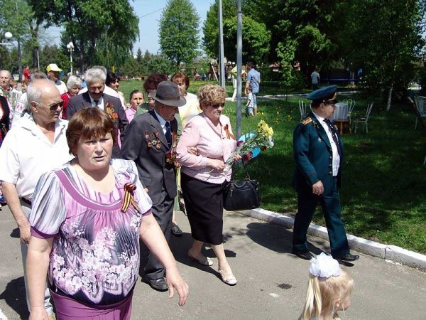 День Перемоги у Нововолинську: гвоздики, георгіївські стрічки, червоні прапори. ФОТО. ВІДЕО