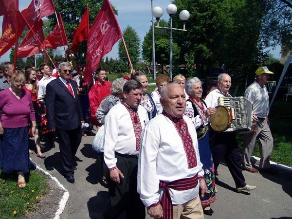 День Перемоги у Нововолинську: гвоздики, георгіївські стрічки, червоні прапори. ФОТО. ВІДЕО
