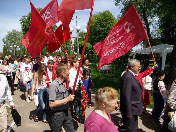 День Перемоги у Нововолинську: гвоздики, георгіївські стрічки, червоні прапори. ФОТО. ВІДЕО