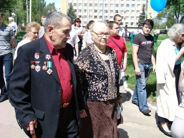 День Перемоги у Нововолинську: гвоздики, георгіївські стрічки, червоні прапори. ФОТО. ВІДЕО
