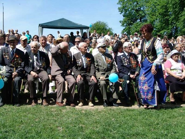 День Перемоги у Нововолинську: гвоздики, георгіївські стрічки, червоні прапори. ФОТО. ВІДЕО