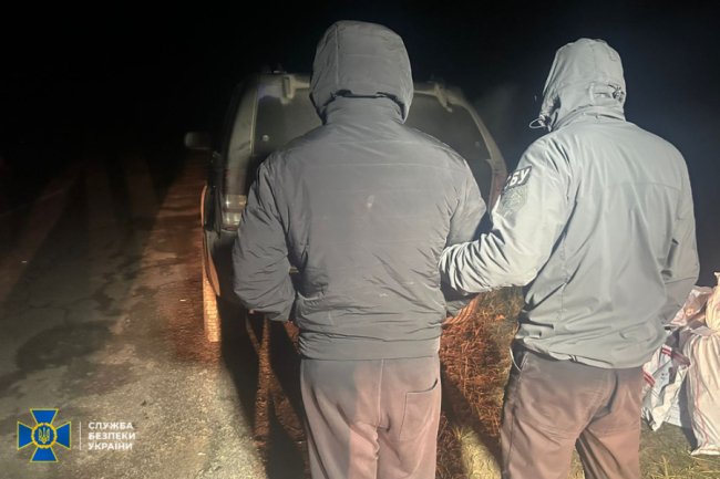 Ховав чоловіків у салоні позашляховика: 35-річний лучанин пропонував за понад 4 тисячі доларів виїзд за кордон