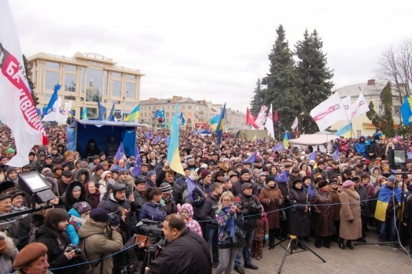 Народне віче у Луцьку. ФОТО. ВІДЕО