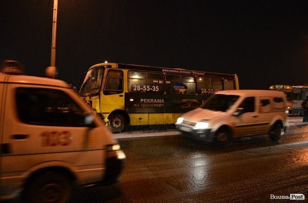 Аварія у Луцьку: через слизоту зіткнулися мікроавтобус, маршрутка і легковик. ФОТО