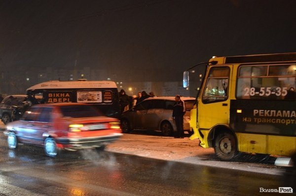 Аварія у Луцьку: через слизоту зіткнулися мікроавтобус, маршрутка і легковик. ФОТО