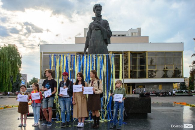 Людей було мало, але прийшли патріоти: у Луцьку відбулася акція «Мова об'єднує». ФОТО