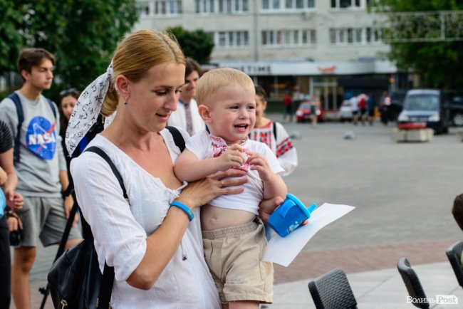 Людей було мало, але прийшли патріоти: у Луцьку відбулася акція «Мова об'єднує». ФОТО