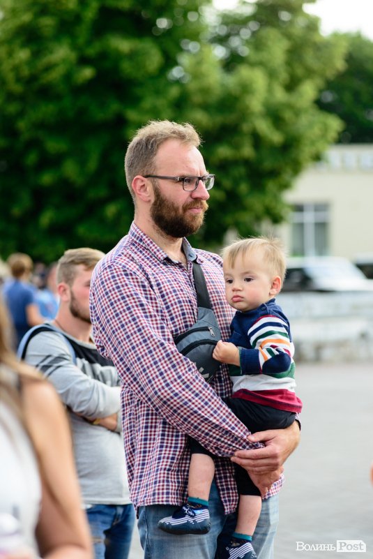 Людей було мало, але прийшли патріоти: у Луцьку відбулася акція «Мова об'єднує». ФОТО