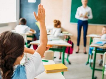 Учнів 1-4 класів оцінюватимуть буквами, а не цифрами: МОН затвердило нові правила
