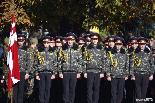 Сотні ліцеїстів склали присягу на головній площі Луцька. ФОТО