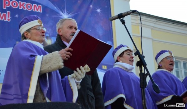 На «Різдві у Луцьку» вогнем з Віфлеєму підпалили майже 2-метрову свічку. ФОТО