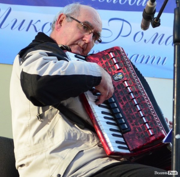 На «Різдві у Луцьку» вогнем з Віфлеєму підпалили майже 2-метрову свічку. ФОТО