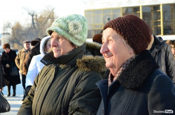 На «Різдві у Луцьку» вогнем з Віфлеєму підпалили майже 2-метрову свічку. ФОТО