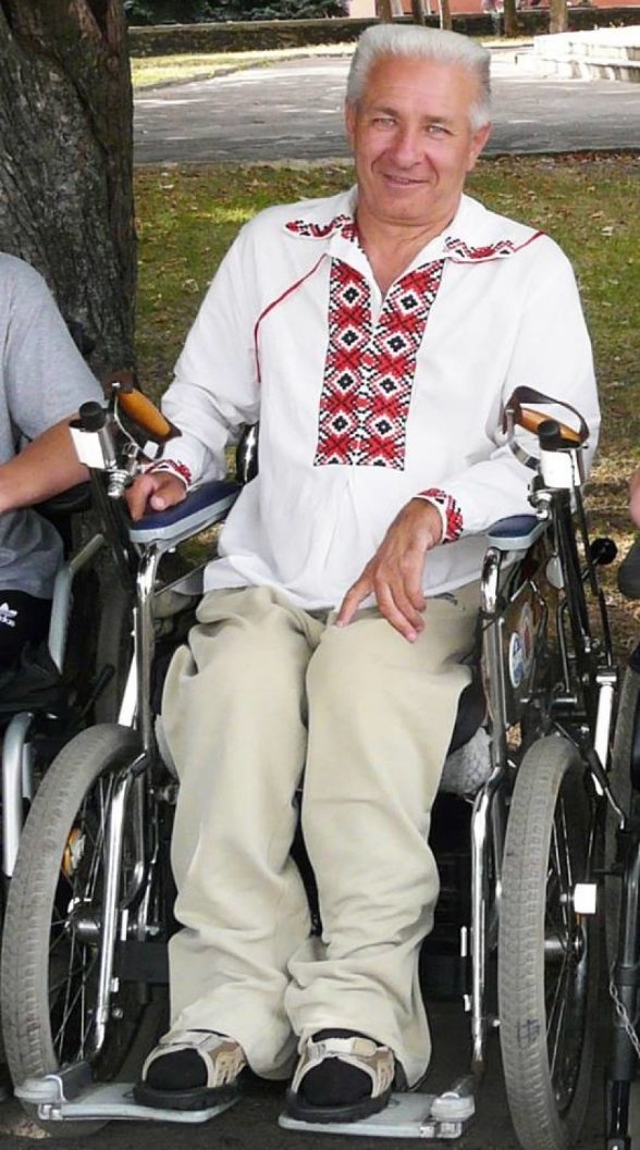 Волинянин на візку, який отримав опіки, потребує допомоги