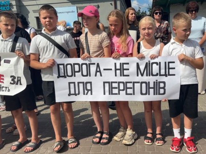 У селищі на Волині люди вимагали посилення контролю за підлітками на мотоциклах і скутерах. ВІДЕО