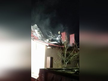 У Струмівці  через коротке замикання електромережі горів  будинок