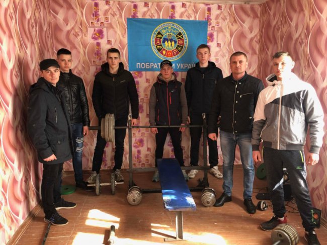 Хлопцям, які займалися спортом в занедбаній хаті на Волині, подарували багатофункціональний тренажер