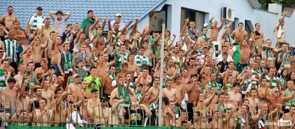  На фото - вболівальники львівських "Карпат"