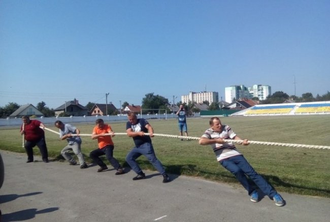 Як волинські лісівники силою мірялися. ФОТО