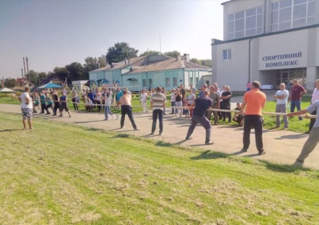 Як волинські лісівники силою мірялися. ФОТО