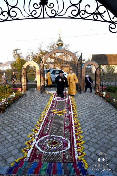 Килим з квітів та грамоти: очільник УПЦ (МП) Нафанаїл відслужив у волинському храмі. ФОТО