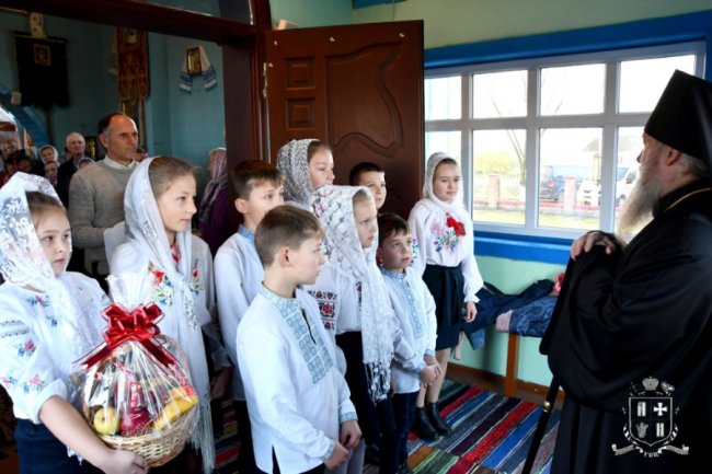 Килим з квітів та грамоти: очільник УПЦ (МП) Нафанаїл відслужив у волинському храмі. ФОТО