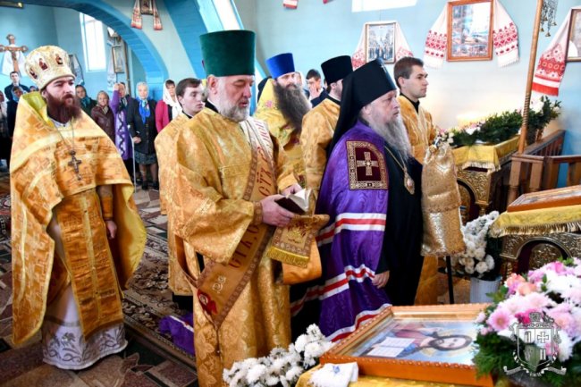 Килим з квітів та грамоти: очільник УПЦ (МП) Нафанаїл відслужив у волинському храмі. ФОТО