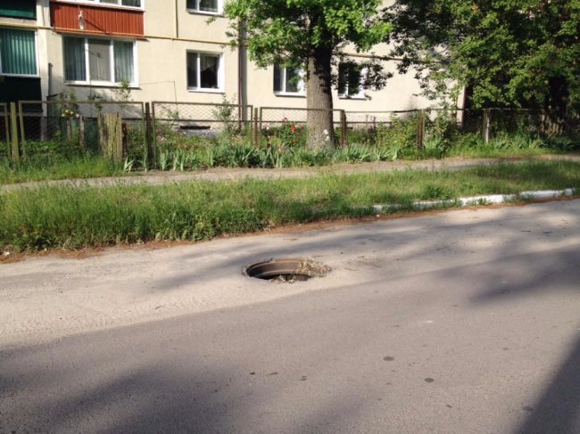 У Ківерцях два місяці не можуть закрити люк біля дитсадка
