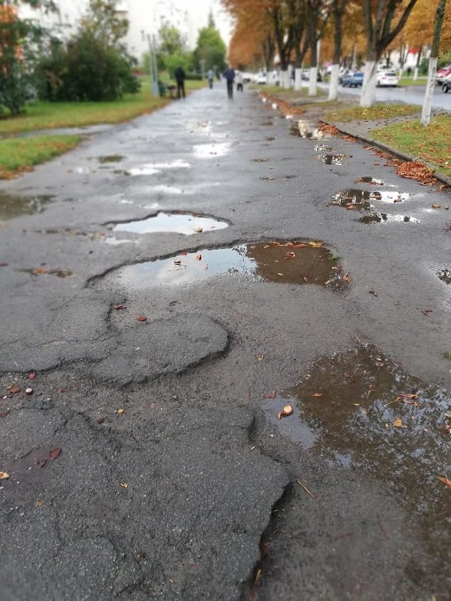 У луцькому мікрорайоні – жахливий тротуар. ФОТО