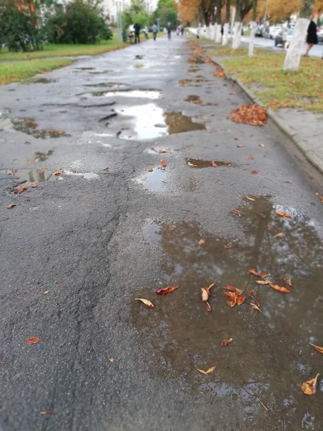 У луцькому мікрорайоні – жахливий тротуар. ФОТО