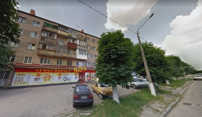 У Луцьку через стихійну парковку знищився асфальт