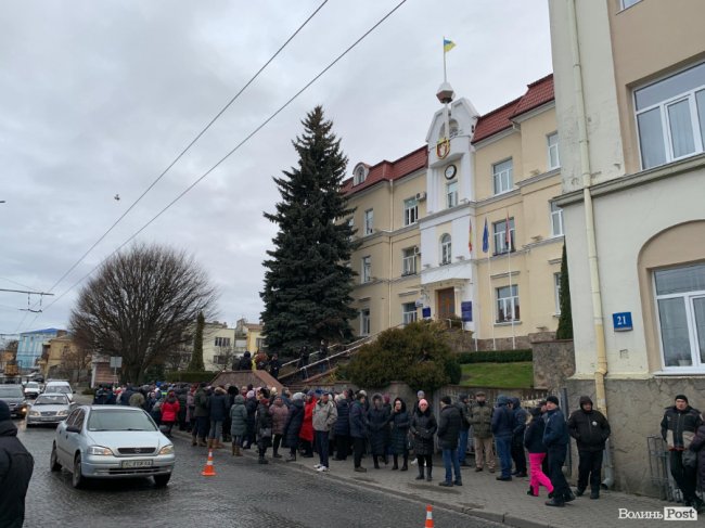 Підприємці Старого ринку прийшли під мерію після нічної трощі. ФОТО