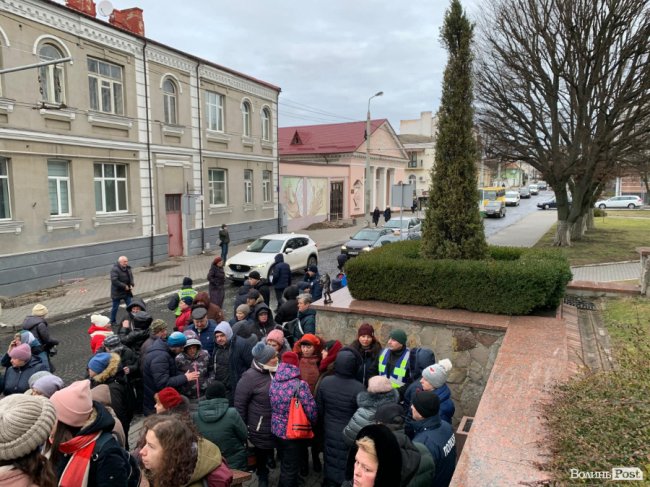 Підприємці Старого ринку прийшли під мерію після нічної трощі. ФОТО