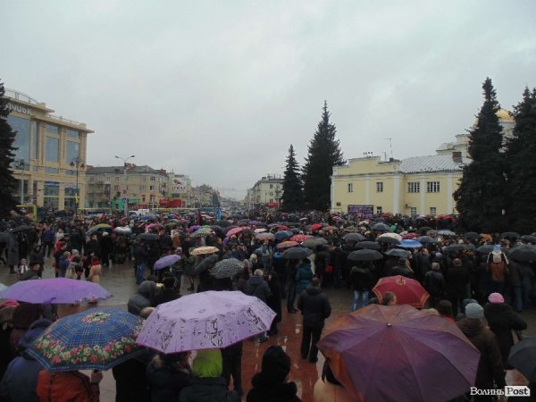 Квіти та лампадки: лучани вшановують Героїв Майдану. ФОТО