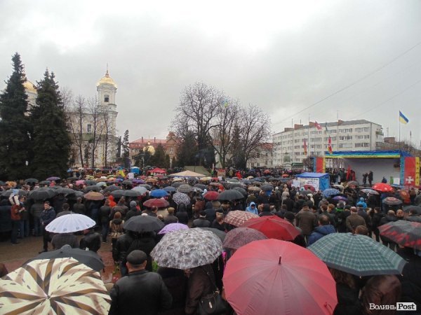 Квіти та лампадки: лучани вшановують Героїв Майдану. ФОТО