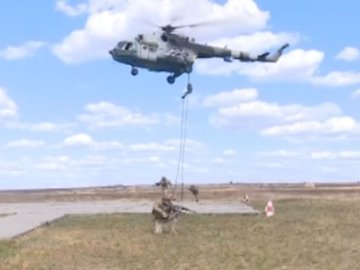 На канаті з 20-метрової висоти: безпарашутні навчання українських десантників. ВІДЕО