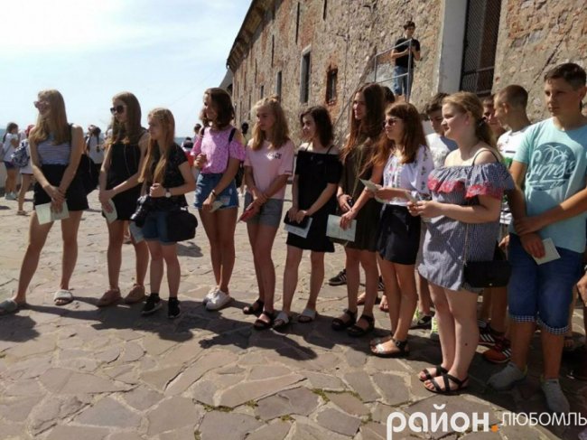 Любомльські дев'ятикласники проміняли випускні сукні на краєвиди у горах