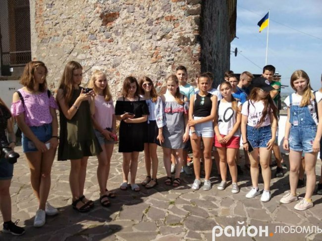 Любомльські дев'ятикласники проміняли випускні сукні на краєвиди у горах