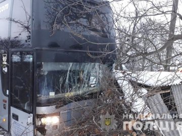 На Вінниччині автобус в'їхав у двір будинку: постраждало четверо осіб. ФОТО