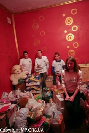 На благодійну акцію для знедолених дітей лучани несуть крупи, солодощі і майонез. ФОТО