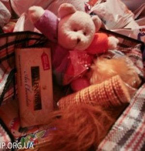 На благодійну акцію для знедолених дітей лучани несуть крупи, солодощі і майонез. ФОТО