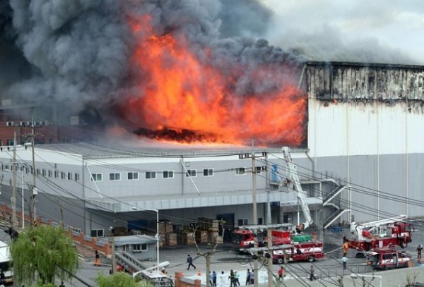 У південнокорейському Теджоні загорівся великий склад виробника косметики