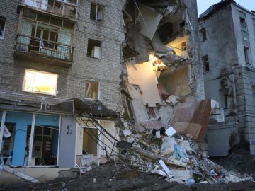 Росія вночі вдарила по Харкову: повністю зруйнований під'їзд будинку